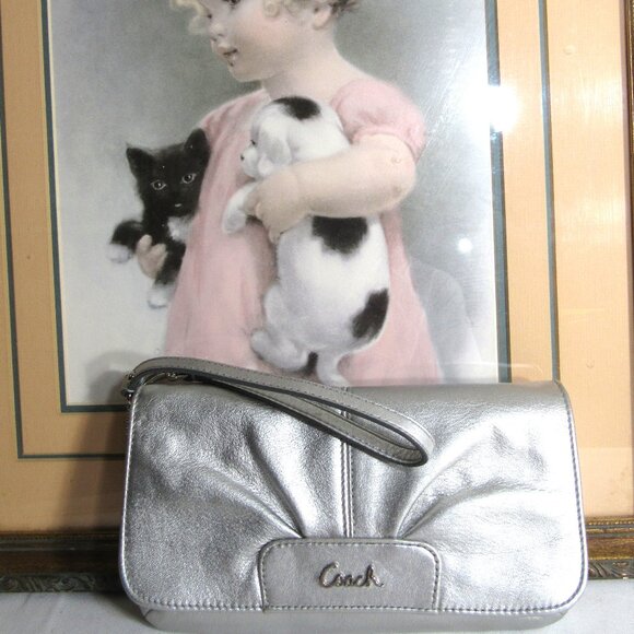 LIKE NEW "COACH" ORGANIZER WRISTLET + CARD SLOTS + KEY LEASH SOFT SILVER - Picture 1 of 12